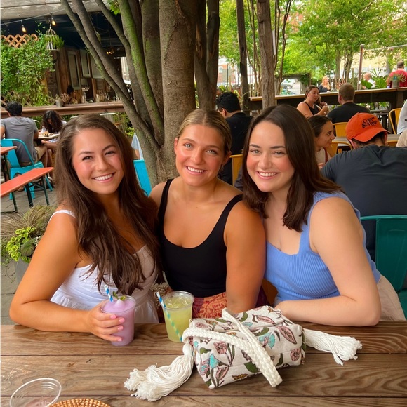 Meet your Posher, Stephanie - Picture 3 of 4